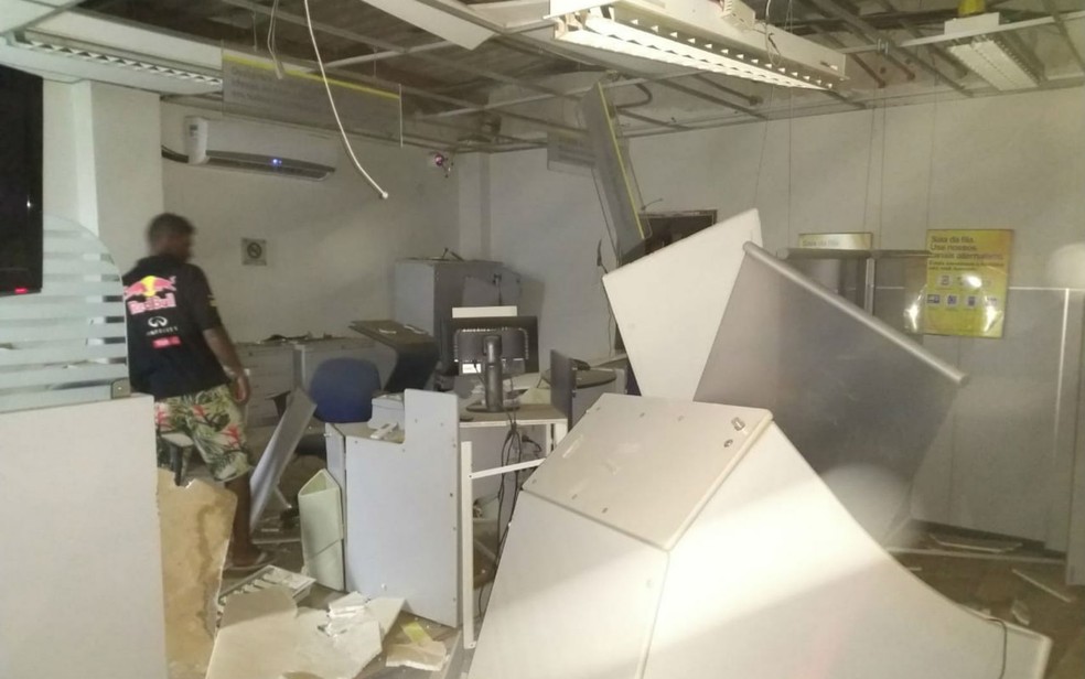 Em julho deste ano, a quadrilha explodiu duas agências bancárias no municÃpio de Serra Dourada, oeste da Bahia (Foto: Sigi Vilares)