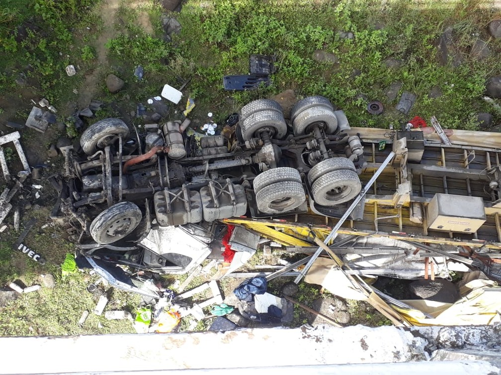 CaminhÃ£o ficou destruÃ­do apÃ³s queda na BA-680 (Foto: DivulgaÃ§Ã£o/ PolÃ­cia Militar)