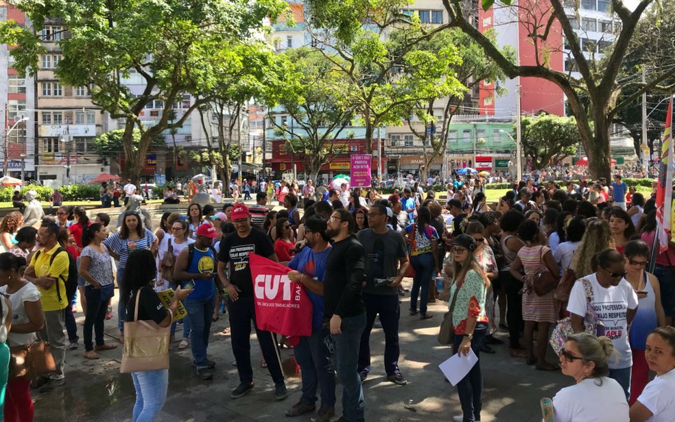 Categoria se reuniu na PraÃ§a da Piedade, antes de seguir para o MinistÃ©rio PÃºblico da BAHIA (Foto: Camila Oliveira/TV Bahia)