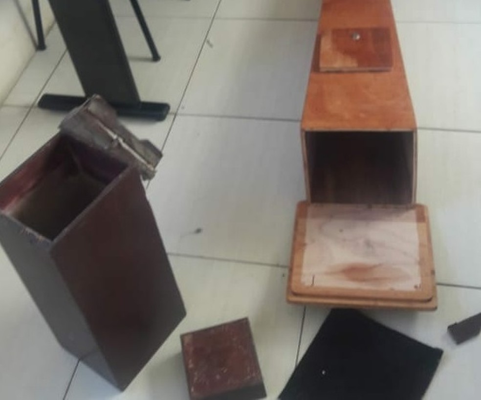 Bandidos destruÃ­ram as urnas que guardavam as doaÃ§Ãµes dos fieis e levaram quantia em dinheiro (Foto: DivulgaÃ§Ã£o)