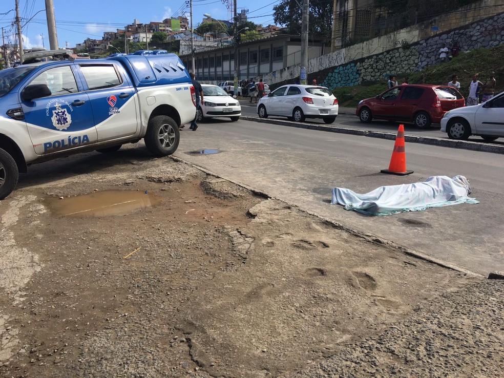 Homem Ã© morto apÃ³s disparos de arma de fogo na avenida Vale do OgunjÃ¡, em Salvador (Foto: G1/BA)