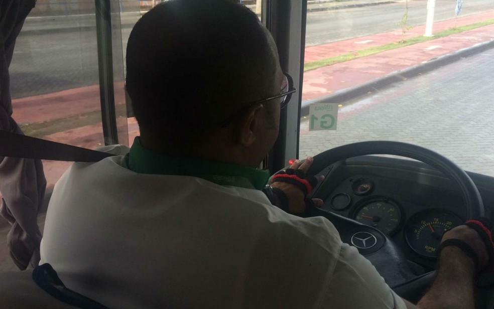 Motorista tambÃ©m foi assaltado pelos bandidos (Foto: AndrÃ©a Silva/TV Bahia)