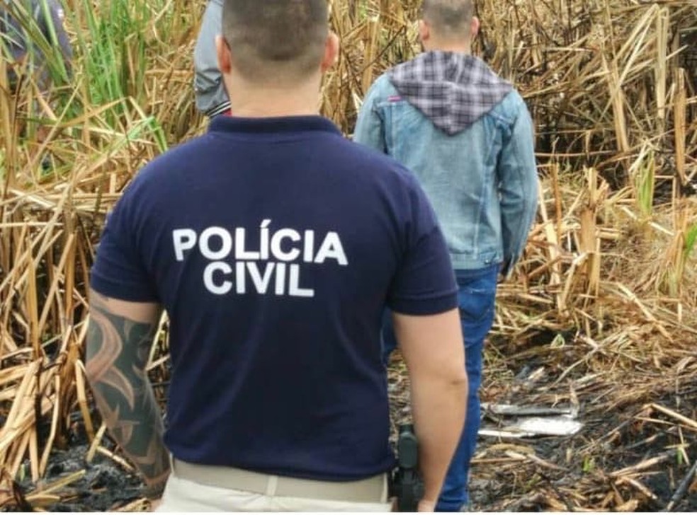 Jovens levaram a polÃ­cia atÃ© local onde jogaram corpo da vÃ­tima (Foto: PolÃ­cia Civil/ DivulgaÃ§Ã£o)