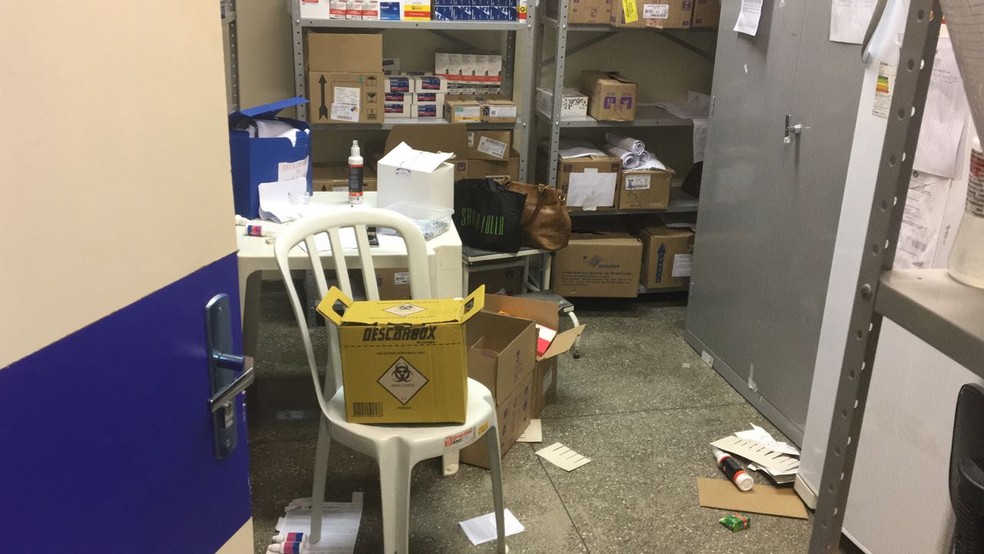 Bandidos levaram medicamentos, vacinas e pertences de funcionÃ¡rios (Foto: Ivis Barboza / G1 BA)
