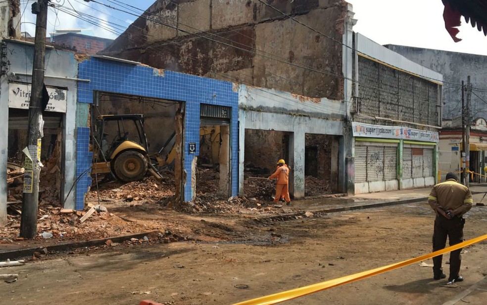 Fachada de casarÃµes Ã© demolida em Salvador (Foto: Juliana Cavalcante/TV Bahia)