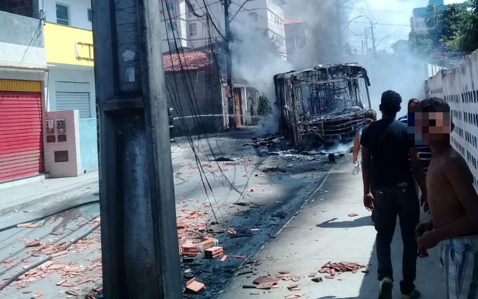 Populares incendiaram veÃ­culo apÃ³s morte de jovem no Jardim das Margaridas â?? Foto: Arquivo pessoal