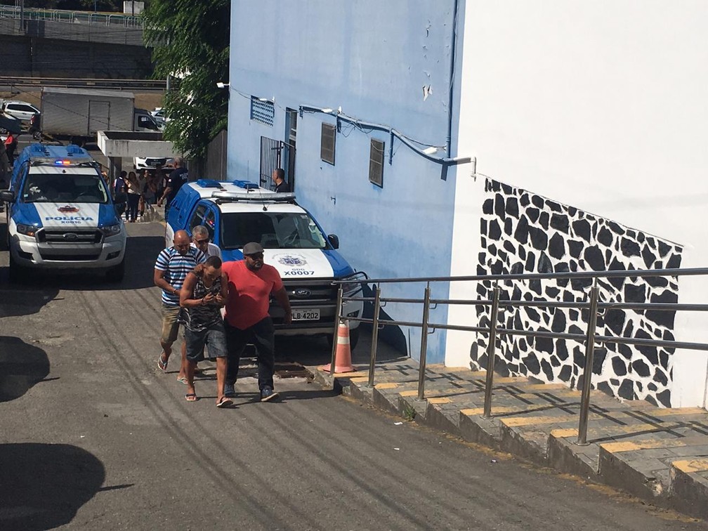Paulo SÃ©rgio (de camisa listrada) passou por audiÃªncia de custÃ³dia nesta terÃ§a-feira (9), em Salvador â?? Foto: JoÃ£o Souza/ G1