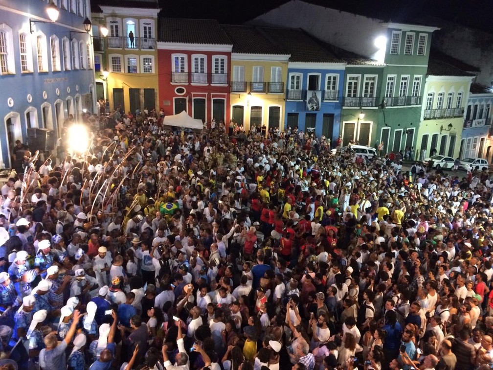Dezenas de pessoas participam de ato em homenagem a Moa do KatendÃª no Pelourinho â?? Foto: Giana Matiazzi/TV Bahia 