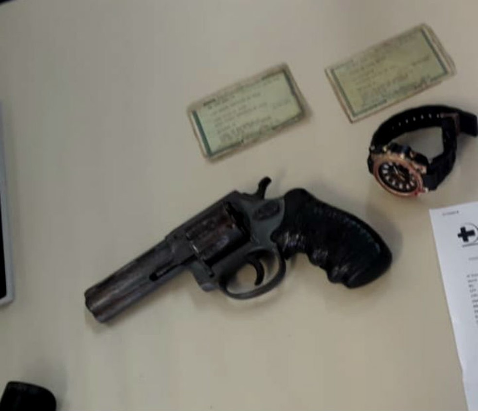 Homem morreu e outro foi preso durante abordagem policial em Lauro de Freitas; arma foi apreendida  â?? Foto: DivulgaÃ§Ã£o/SSP-BA