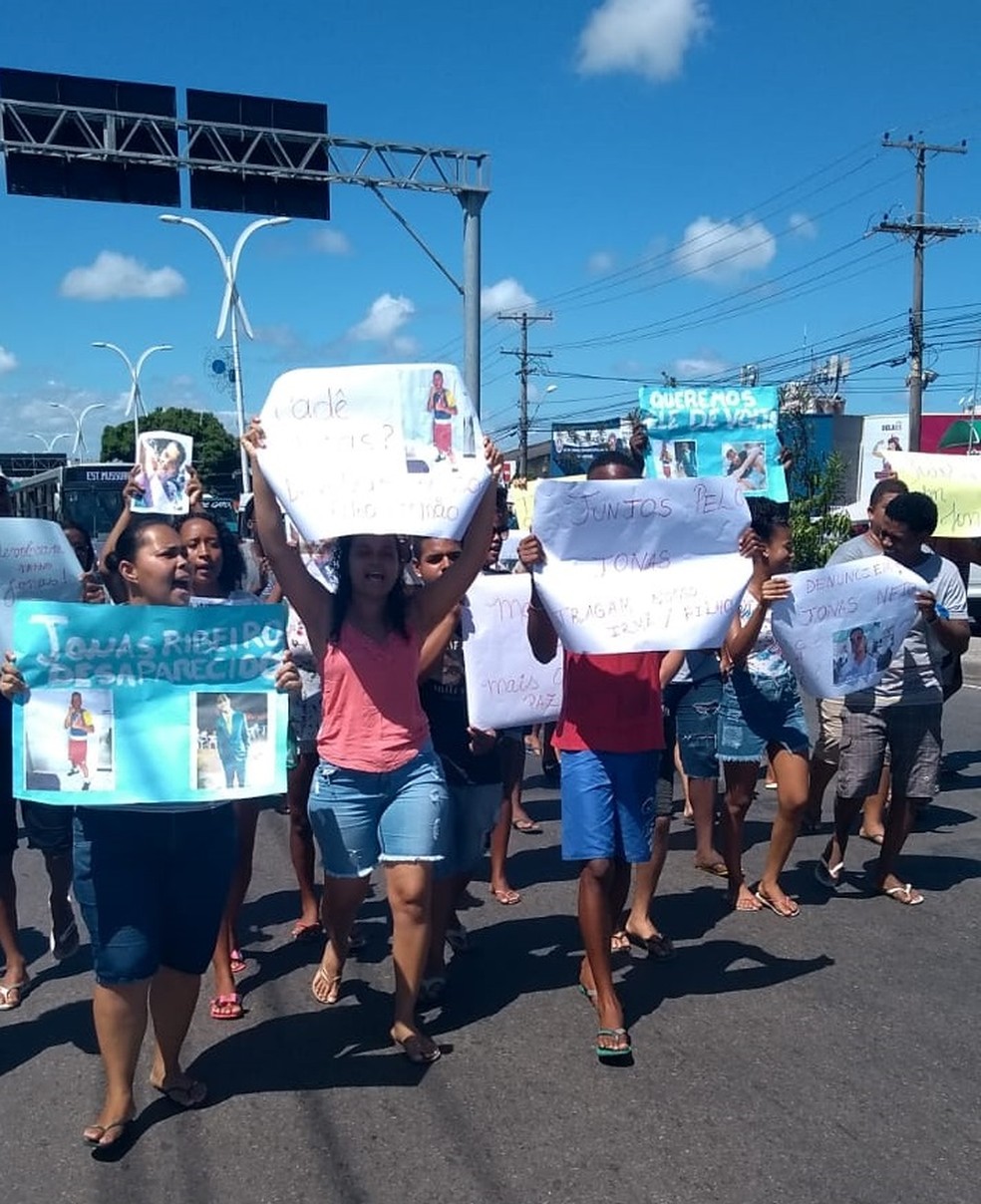 Familiares e amigos fazem protesto na Avenida Paralela â?? Foto: Arquivo Pessoal