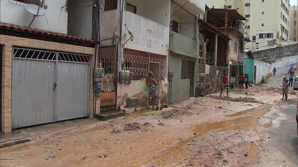 Lama invadiu casas em Daniel Lisboa, em Salvador â?? Foto: Reprodução/TV Bahia