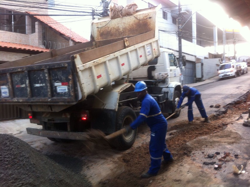 Abastecimento teve de ser suspenso em casas para manutenÃ§Ã£o em tubulaÃ§Ã£o, informou Embasa â?? Foto: Dalton Soares/TV Bahia