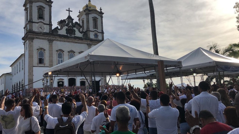 Centenas de fiÃ©is na Colina Sagrada nesta sexta-feira  â?? Foto: Vanderson Nascimento/TV Bahia