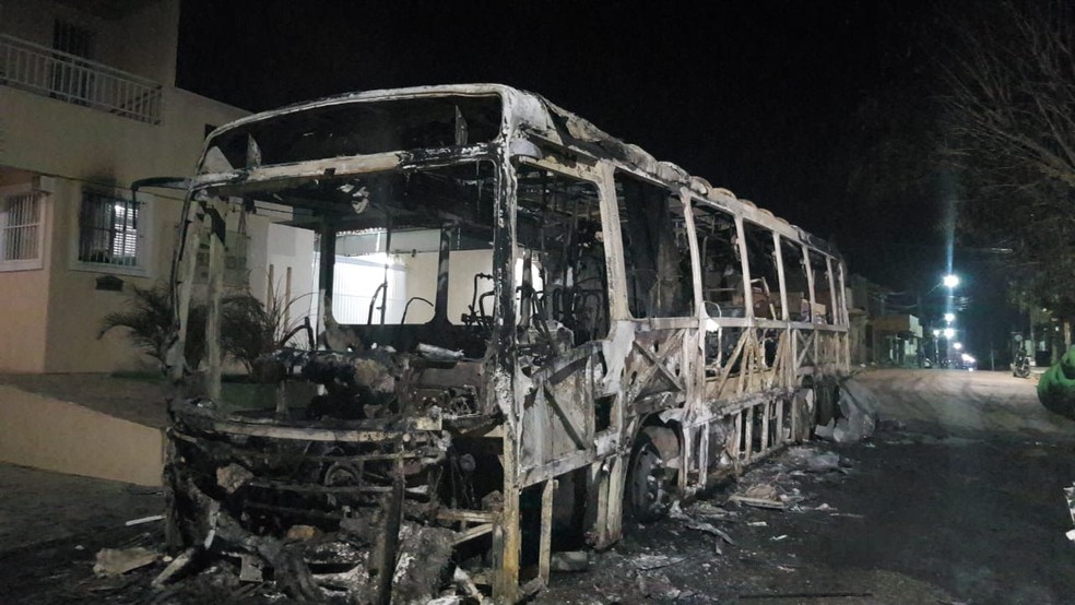 Ã?nibus incendiado no Parque Itamaraty, em Messejana â?? Foto: Rafaela Duarte/Sistema Verdes Mares