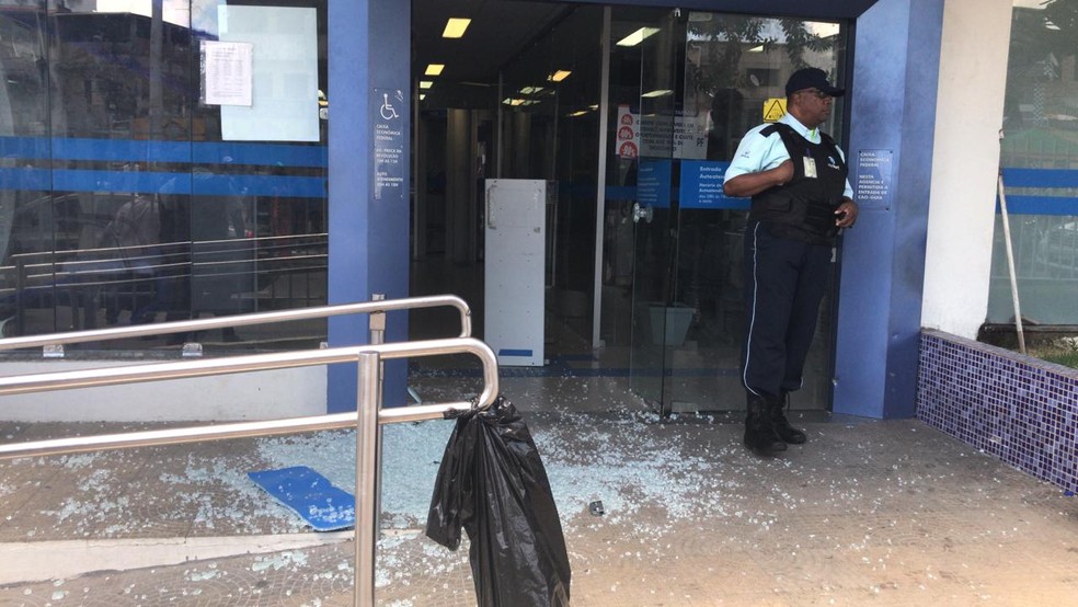 AgÃªncia da Caixa no bairro de Periperi, em Salvador, foi atacado por assaltantes â?? Foto: Juliana Cavalcante/TV Bahia