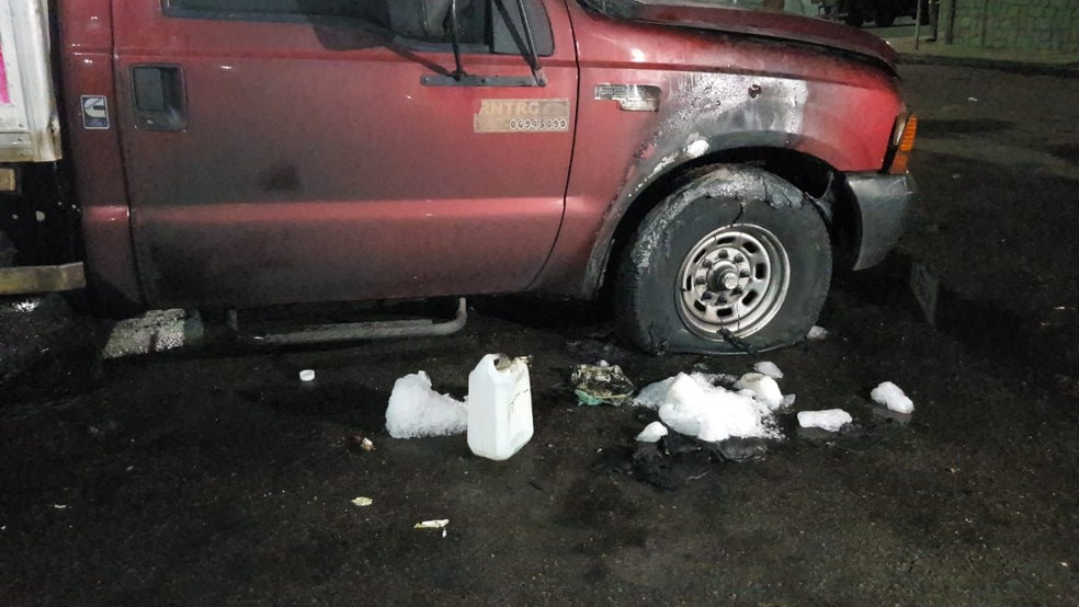 Os suspeitos ainda tentaram incendiar outros veÃculos que estavam próximos ao caminhão, mas foram impedidos por moradores â?? Foto: Rafaela Duarte