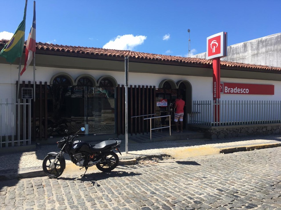 AgÃªncia bancÃ¡ria de Porto Seguro foi invadida na madrugada de domingo (20) â?? Foto: Radar 64