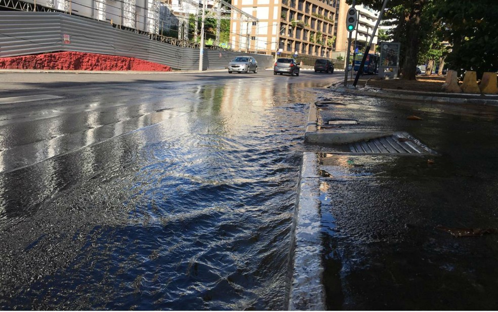 Vazamento de Ã¡gua deixa Avenida OceÃ¢nica alagada, em Salvador â?? Foto: Tiago Brito/TV Bahia