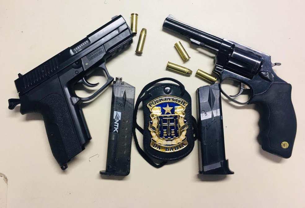 Uma pistola e um revolver foram apreendidos  â?? Foto: DivulgaÃ§Ã£o/SSP
