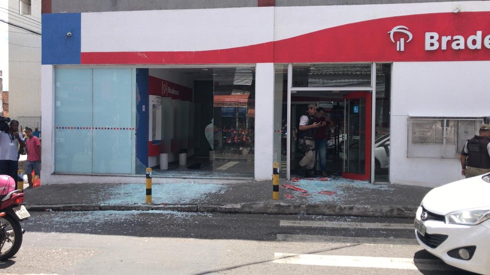 Grupo tentou assaltar carro-forte que abastecia agÃªncia do Bradesco â?? Foto: Camila Oliveira/TV Bahia