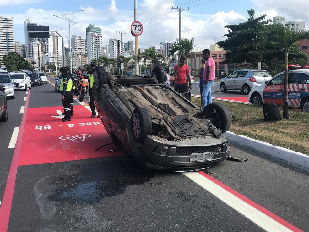 Carro capota na Avenida MagalhÃ£es Neto, em Salvador â?? Foto: Renan Pinheiro/TV Bahia