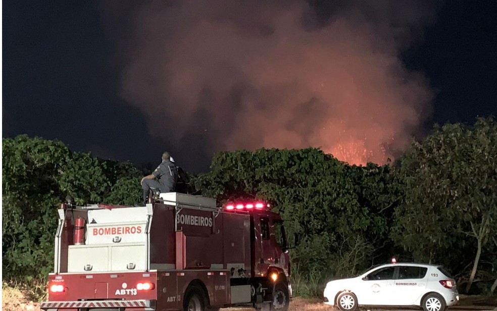 IncÃªndio atinge Ã¡rea de vegetaÃ§Ã£o prÃ³xima a circo na Avenida Paralela, em Salvador â?? Foto: Victor Silveira/TV Bahia