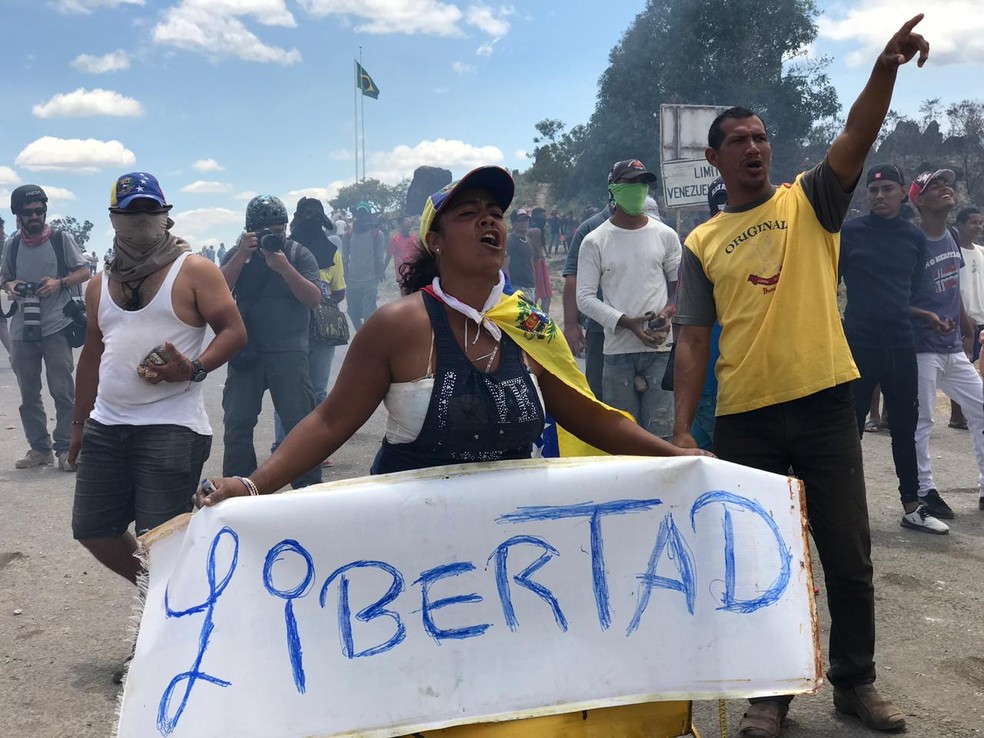 Venezuelanos protestam na fronteira com o Brasil em Pacaraima (RR), neste domingo (24). â?? Foto: Alan Chaves/G1