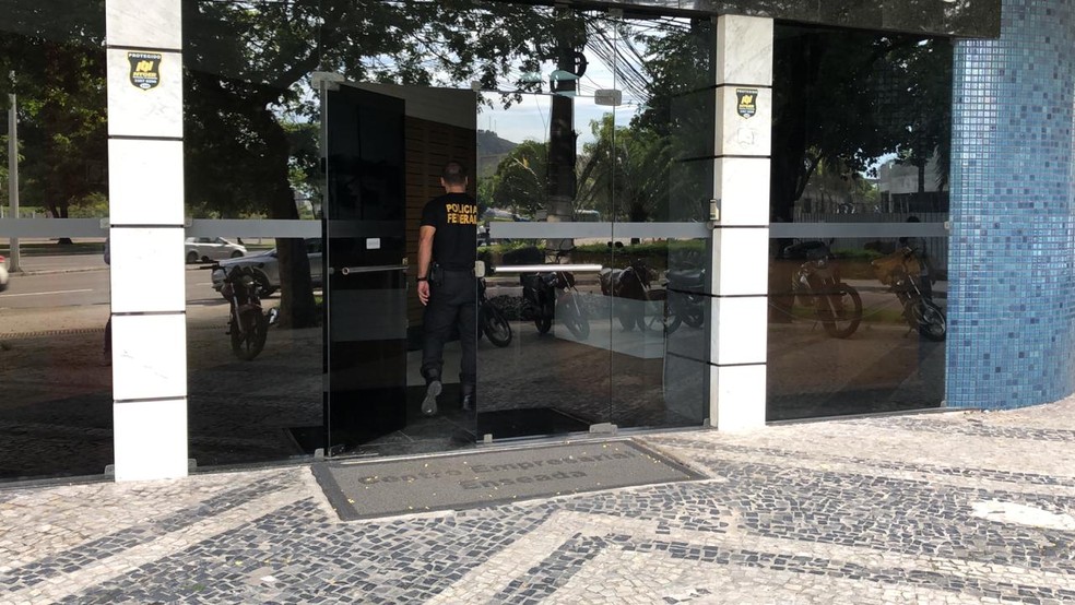 Sede do escritório de pesca em Vitória; policiais federais cumprem mandados de busca e apreensão no local â?? Foto: Fabio Linhares/ TV Gazeta