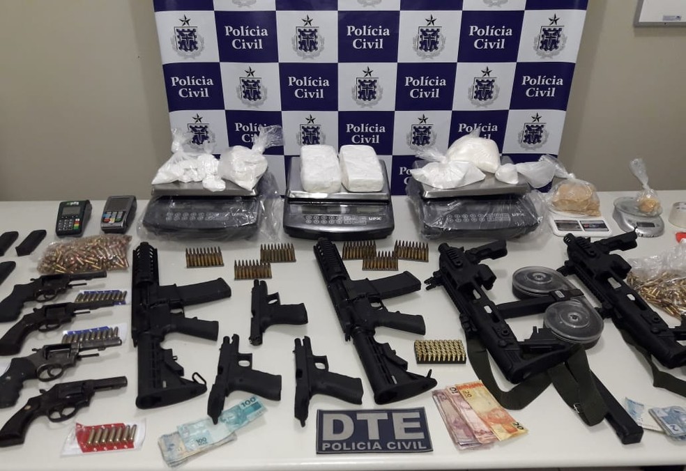 Mineiro Ã© preso na Bahia apÃ³s ser flagrado em esconderijo com fuzis e metralhadoras  â?? Foto: DivulgaÃ§Ã£o/SSP-BA