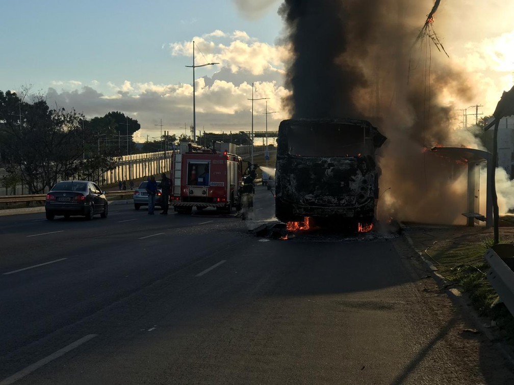 Ã?nibus pega fogo na Avenida Paralela, em Salvador â?? Foto: Camila Oliveira/TV Bahia