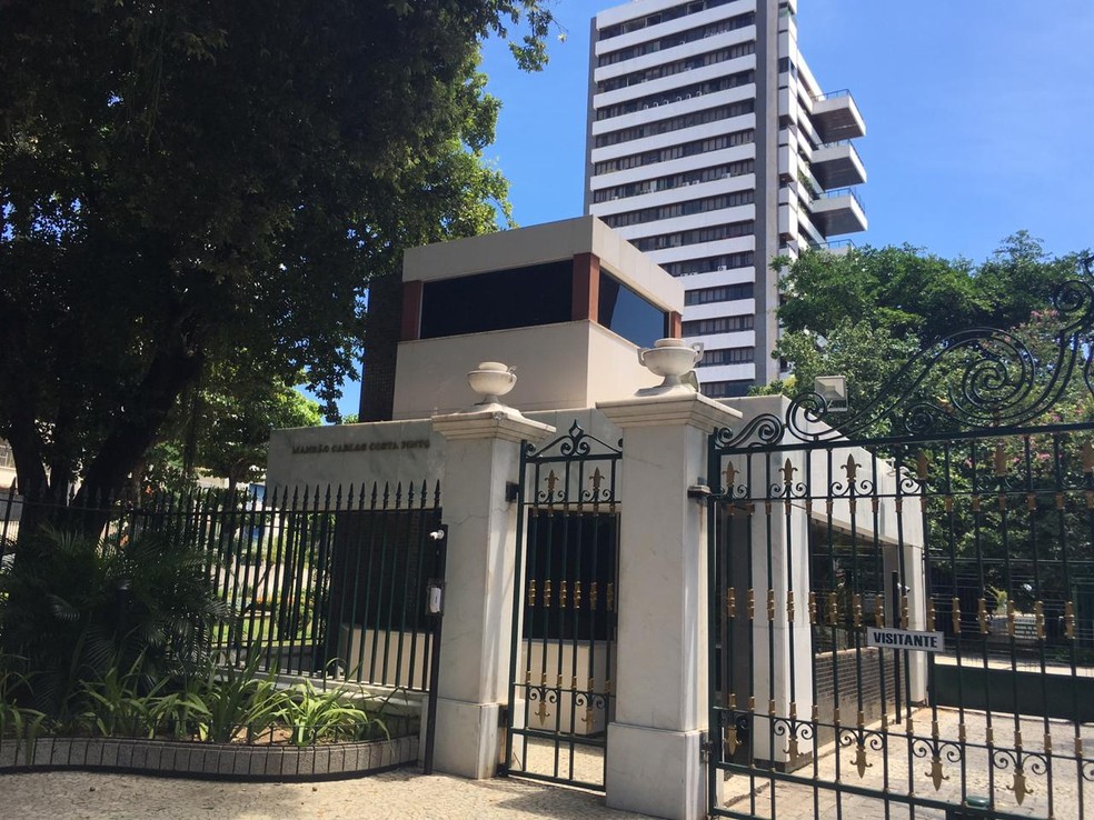 Fachada da MansÃ£o Carlos Costa Pinto, no Corredor da VitÃ³ria, onde os trabalhadores caÃ­ram de elevador na Bahia â?? Foto: Alan Oliveira/G1