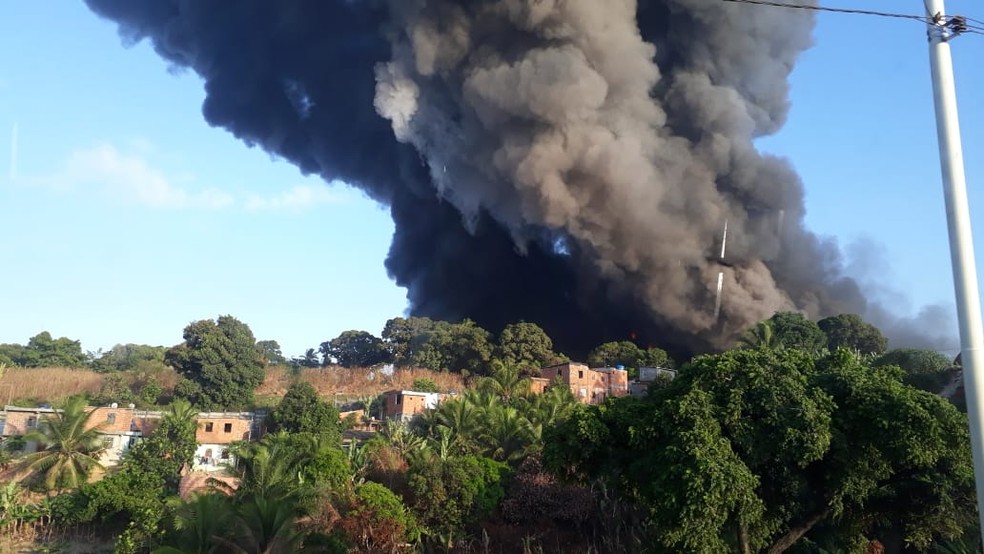 FÃ¡brica de colchÃµes pega fogo no bairro de ValÃ©ria, em Salvador â?? Foto: Carlos UchÃ´a/Arquivo Pessoal