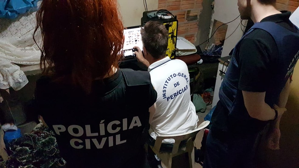 Policiais civis durante operação de combate à pedofilia â?? Foto: PolÃcia Civil/Divulgação