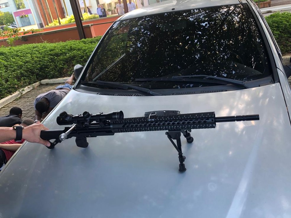 O fuzil, de calibre 5,56 estava na mala do carro do policial militar â?? Foto: Divulgação