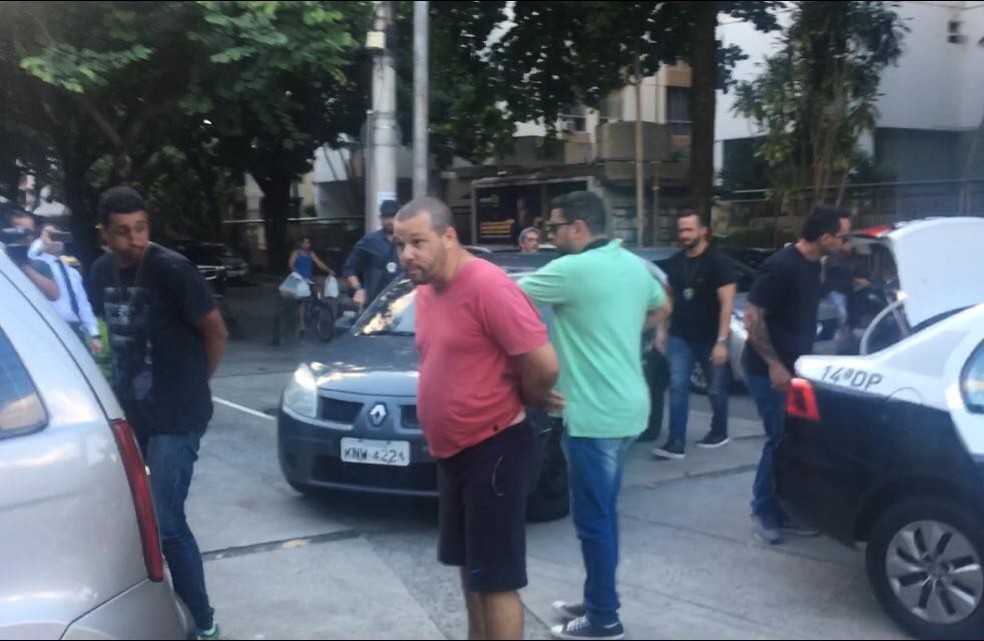O sargento da PM Fábio Henrique Soares chega preso à 14ª DP (Leblon) â?? Foto: Divulgação