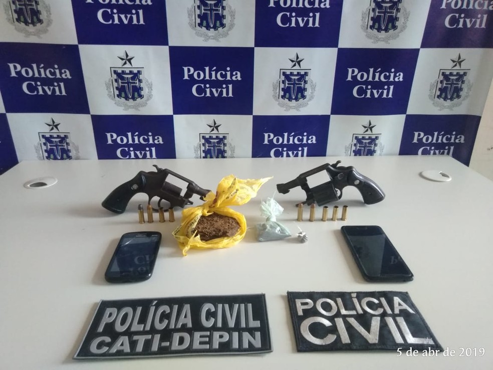 Armas, muniÃ§Ãµes e drogas encontradas pela polÃ­cia durante operaÃ§Ã£o de combate a crimes violentos na Bahia â?? Foto: DivulgaÃ§Ã£o/PolÃ­cia Civil