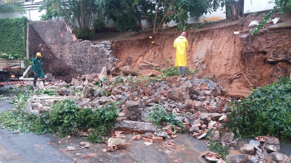 Muro desabou nesta quinta-feira (11), na Barra â?? Foto: DivulgaÃ§Ã£o/Limpurb