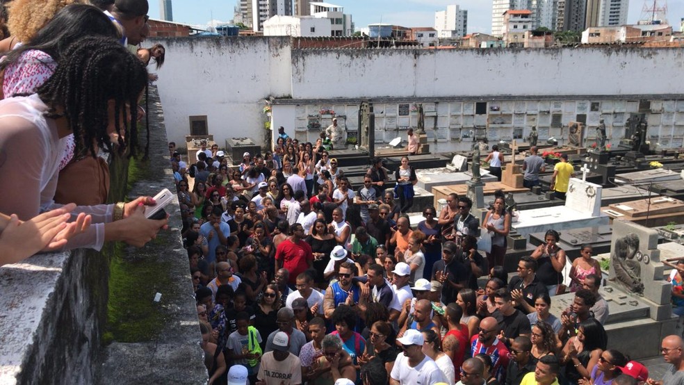 Sob comoÃ§Ã£o, amigos e familiares se despedem de danÃ§arino do grupo FitDance que morreu em Salvador  â?? Foto: Juliana Cavalcante/TV Bahia