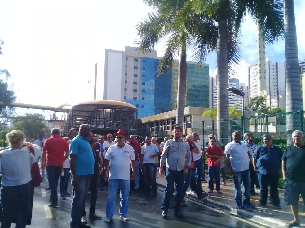 Grupo faz protesto em frente Ã  sede da Petrobras, em Salvador â?? Foto: Cid Vaz/TV Bahia