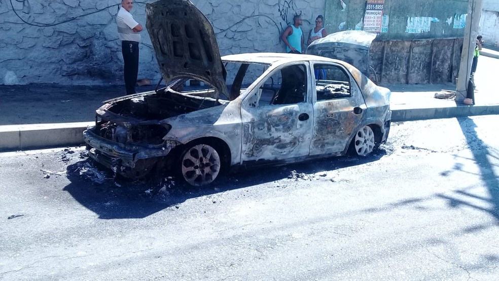 Carro pega fogo na Avenida Manoel Dias â?? Foto: Cid Vaz/TV Bahia