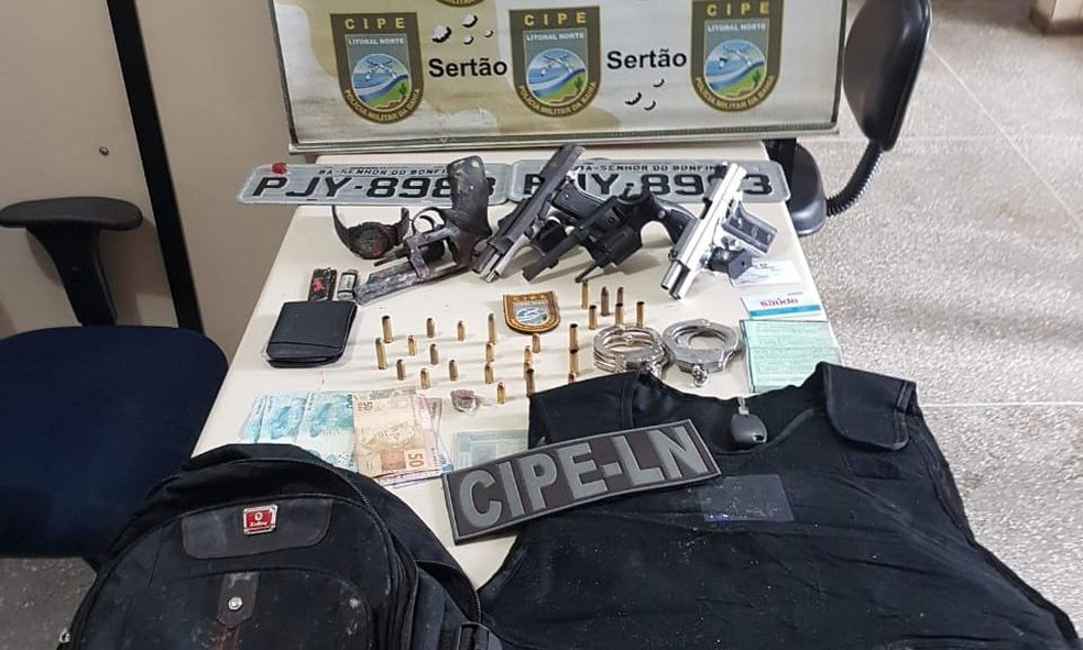 PolÃ­cia disse ter apreendido armas com suspeitos â?? Foto: DivulgaÃ§Ã£o/SSP-BA