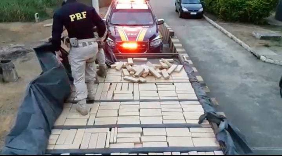 Homem Ã© preso com mais de meia tonelada de maconha em caminhÃ£o com documentos irregulares â?? Foto: DivulgaÃ§Ã£o/PRF