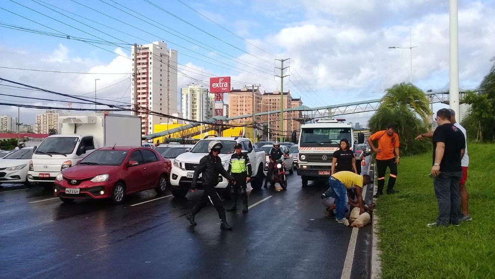 Homem ficou ferido apÃ³s ser atropelado na Av. Paralela â?? Foto: Cid Vaz/TV Bahia
