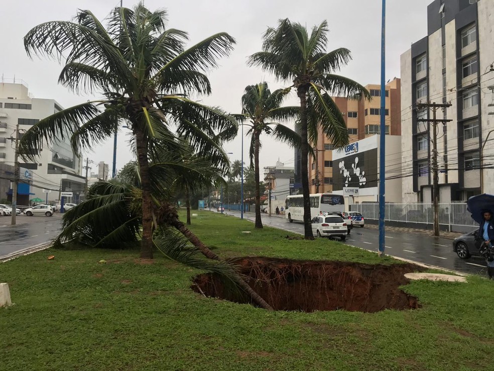 Buraco se formou no bairro de Ondina, em Salvador â?? Foto: Camila Oliveira/TV Bahia