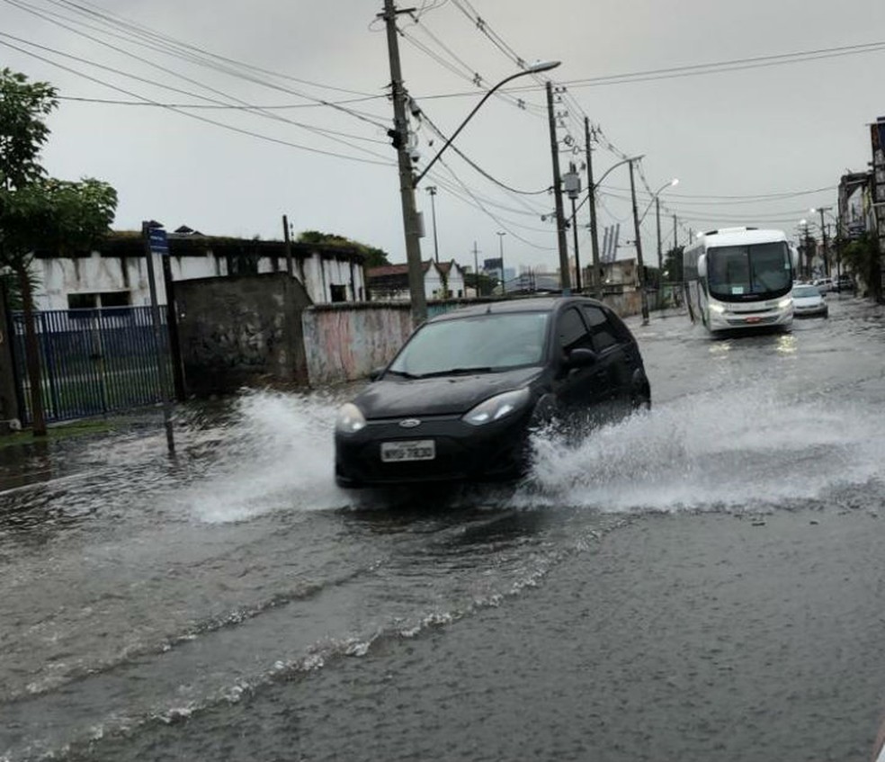 Alagamento no bairro da CalÃ§ada, em Salvador â?? Foto: Vanderson Nascimento/TV Bahia