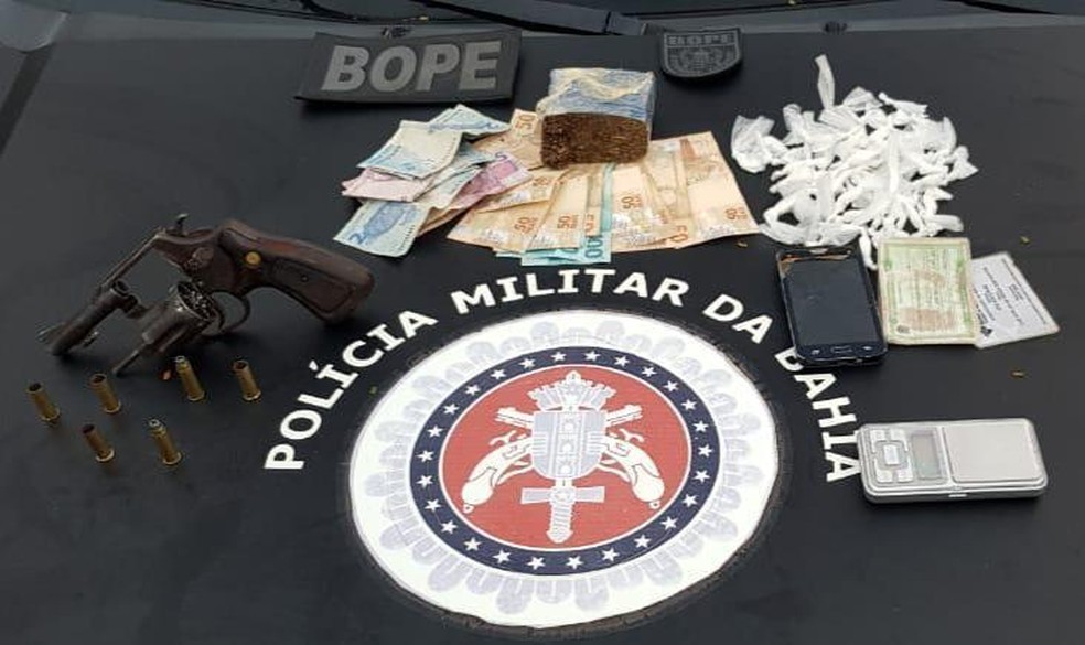 Com o suspeito foi apreendida uma arma, informou a SSP â?? Foto: SSP/ Divulgação