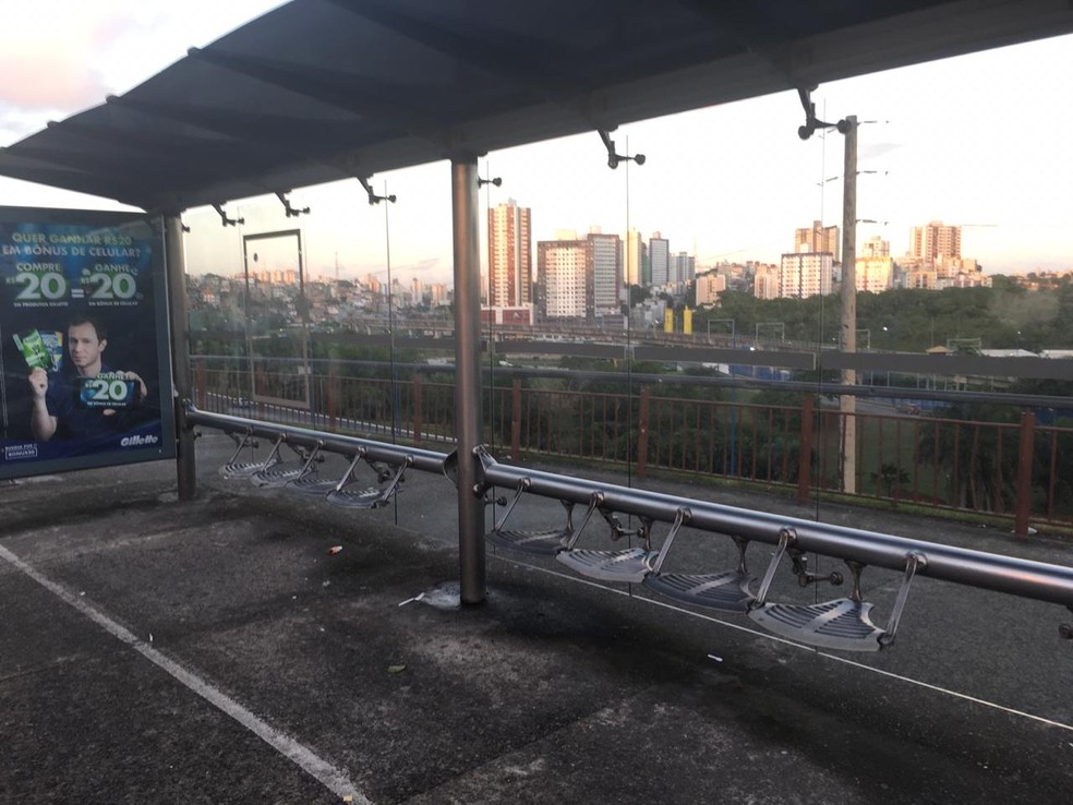 Ponto de Ã´nibus vazio na regiÃ£o do Shopping Bela Vista, em Salvador â?? Foto: Phael Fernandes/ G1