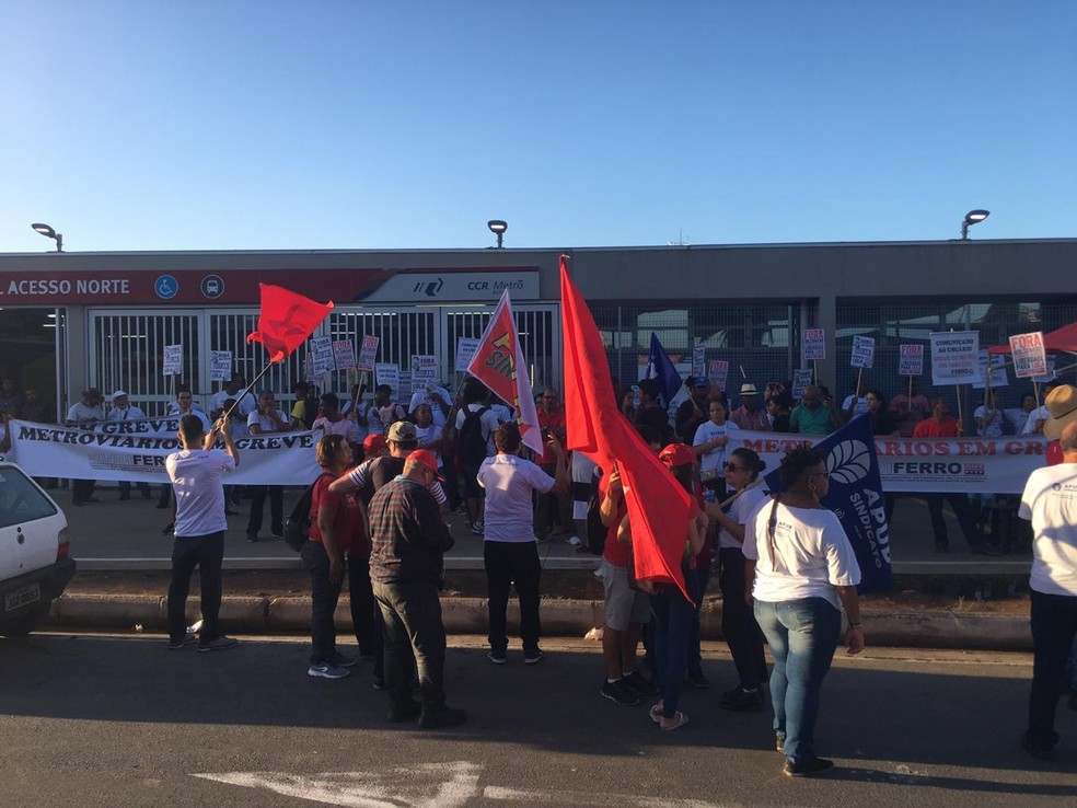 Representantes do Sindicato dos MetroviÃ¡rios fazem manifestaÃ§Ã£o em Salvador â?? Foto: Phael Fernandes/ G1
