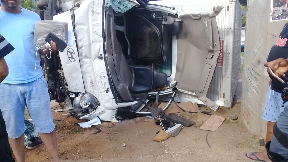 CaminhÃ£o-baÃº tombou na Avenida BonocÃ´, em Salvador â?? Foto: Cid Vaz/ TV Bahia