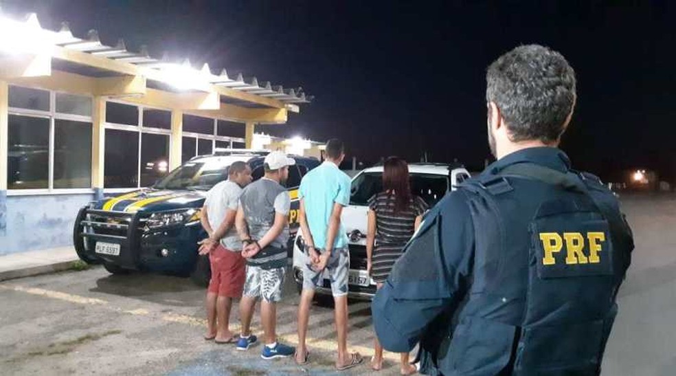 Conforme PRF, caso ocorreu na altura da cidade de Senhor do Bonfim, no KM-117. Grupo foi encaminhado para a delegacia da cidade.  â?? Foto: PolÃ­cia RodoviÃ¡ria Federal 